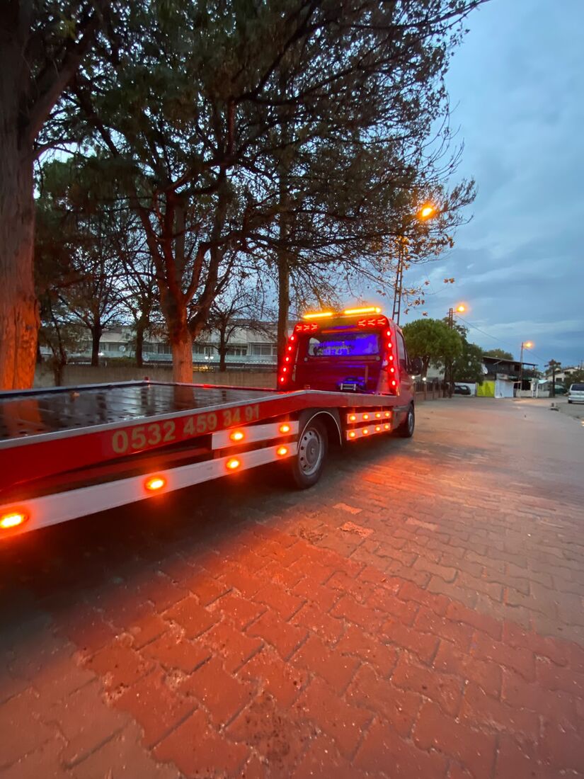 Gece LED aydınlatmalı oto kurtarıcı çekici